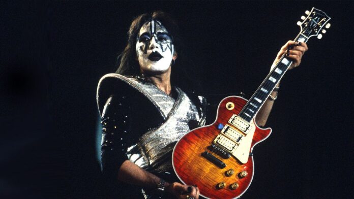 Kiss Eu costumava cair muito com essas botas. Paul andava até mim fazendo parecer que era parte da coreografia, relembra Ace Frehley