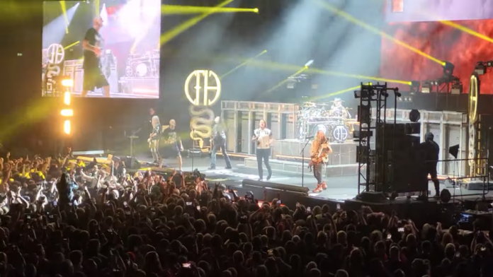 Pantera e membros do Satyricon se unem para cantar Walk, em Oslo, Noruega (confira!)