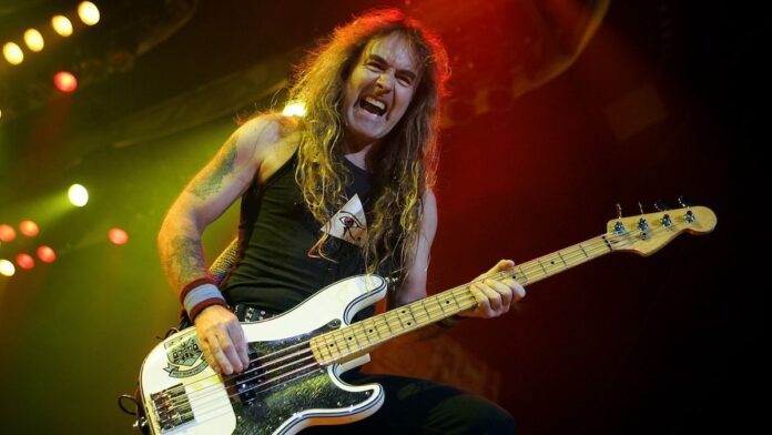 Iron Maiden Ele fazia coisas estúpidas só para nos irritar. Mas esse era Paul. É só o jeito que ele era, diz Steve Harris sobre Paul Di'Anno