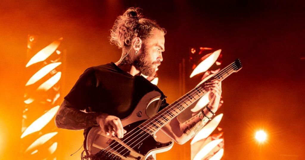 Jinjer Odeio profundamente toda a ideia de basicamente roubar dinheiro de bandas, especialmente quando os locais têm bares e ganham muito dinheiro com bebidas, diz Eugene Abdukhanov
