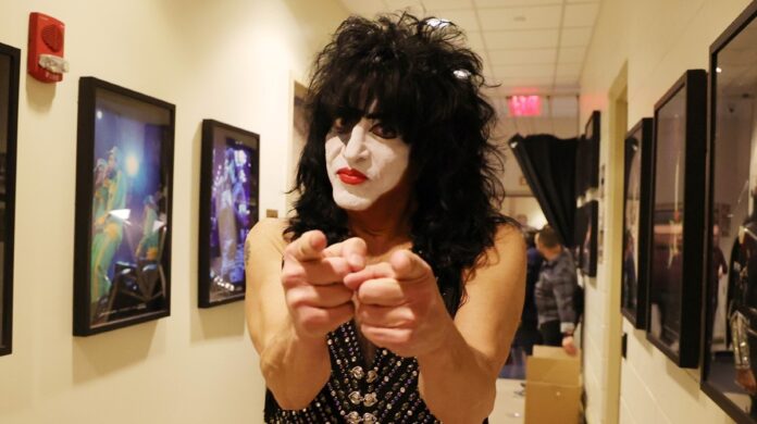 Paul Stanley Os inimigos não são nossos compatriotas americanos. É qualquer um e todos que buscam nos dividir