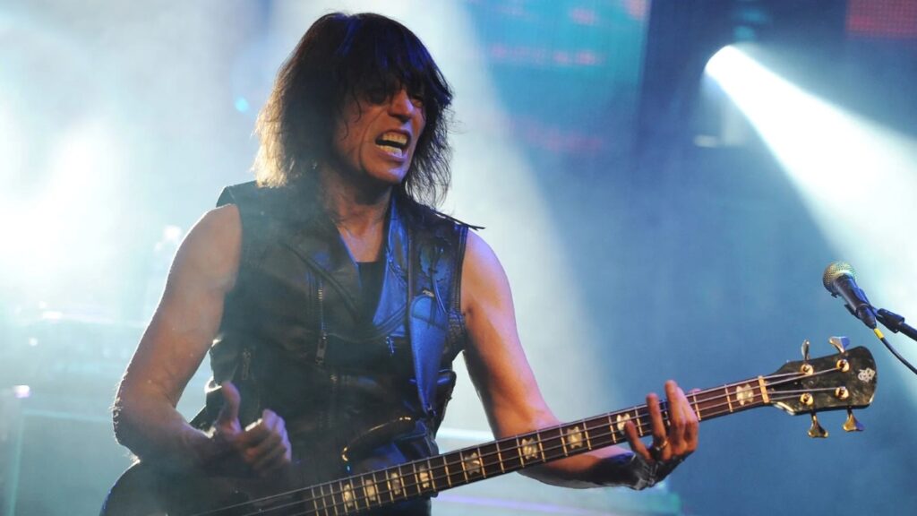 Ozzy Osbourne Ele tem que sair com um estrondo enorme, provavelmente o maior estrondo de todos os tempos. Ele merece, diz Rudy Sarzo sobre despedida de Ozzy