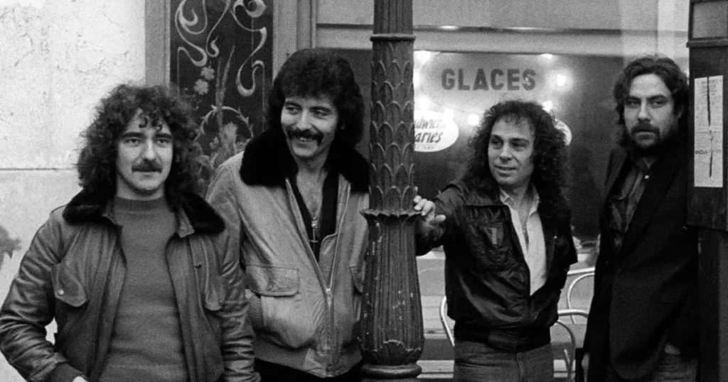 Black Sabbath: "A ideia de 'Children of the Sea' surgiu antes do Ronnie entrar. Fizemos uma demo com o Oz — e ele colocou uma linha melódica", diz Tony Iommi
